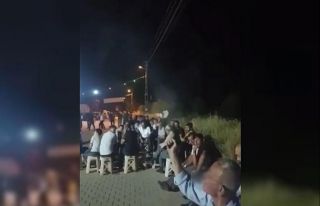 Düğündeki kalabalığa aldırmadan havaya ateş...