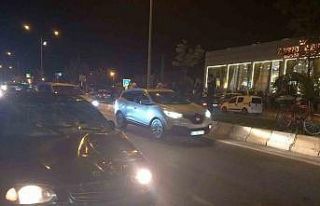 Düğünden çıkıp yolun karşısına geçmek isteyen...