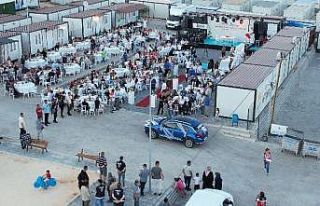 Düğünleri ertelenen depremzede gelin ile damadın...