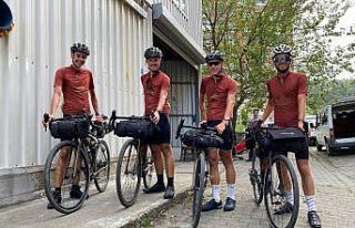 Dünya turuna çıkan Danimarkalı 4 bisikletçi Hopa’da...