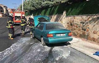 Edirne’de alev alan otomobili itfaiye ekipleri söndürdü