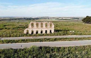 Edirne’de tarihi Asker Hastanesi’nin duvarı yıllardır...