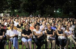 Efeler’de müzikli gösteri ilgi gördü