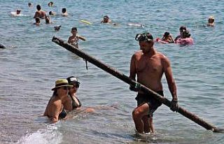 Ekmeğini denizin dibinden çıkartıyor, elindekileri...