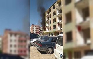 Elazığ’da ağır hasarlı binada yangın