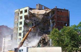 Elazığ’da ağır hasarlı binaların yıkımı...