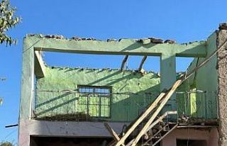 Elazığ’da ağır hasarlı binanın balkonu çöktü:...