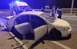 Elazığ’da otomobil kaldırıma çarptı: 3 yaralı