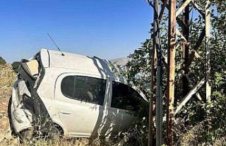 Elazığ’da otomobil şarampole uçtu: 2 yaralı
