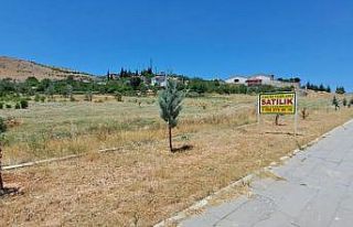 Elazığ’da ’Satılık arsa’ yazılı tabelayı...