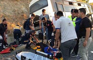 Elazığ’da tekeri patlayan midibüs su kanalına...