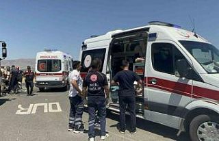 Elazığ’daki kazada yaralılara ilk müdahaleyi...