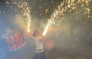 Elazığlı davulcunun ağzında tuttuğu meşale...