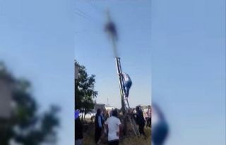 Elektrik direğine çıkan işçi, akıma kapılarak...