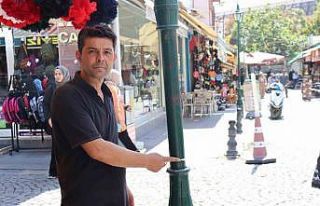 Elektrik direğine Türk bayrağı asan esnaf aldığı...