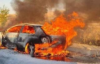 Elektrik kabloları şase yapan otomobil alev topuna...