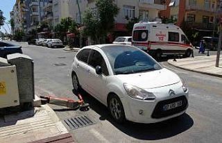 Elektrikli scooter otomobil ile çarpıştı