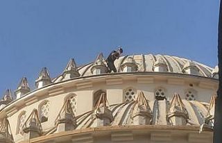 Eline çekici alan gençler, cami kubbesindeki alüminyum...