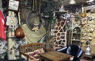 Emekli öğretmenin tarihi konaktaki otantik kafesi...