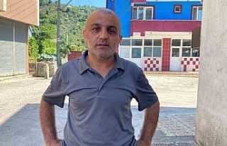 Emekli olan madencinin kıyafetlerini parçaladılar