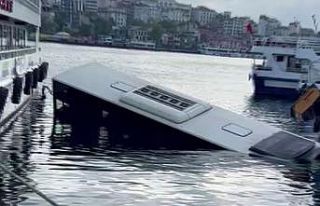 Eminönü’nde İETT otobüsü denize düştü