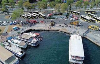 Eminönü’nde otobüsü denizden çıkarma çalışmaları...