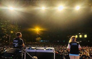 Emniyet ekipleri konseri fırsat bildi, vatandaşları...