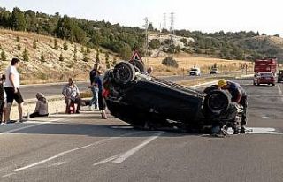 Emniyet kemeri hayat kurtardı, takla atan otomobilden...