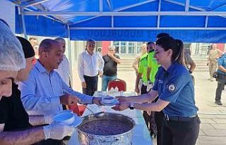 Emniyet Müdürü İnci, aşure dağıttı