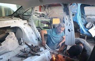 Enkazdan çıkan araçlar ustaların elinde yeniden...