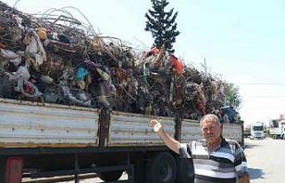 Enkazdan çıkarılan demirler yeniden ekonomiye kazandırılıyor
