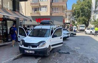 Erdek’te park halindeki araç yandı