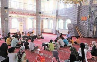 Ergani Kaymakamı Karaaslan Kur’an kursu öğrencileriyle...