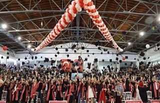 ERÜ Edebiyat Fakültesinde mezuniyet coşkusu