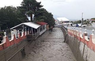 Erzincan’da sağanak yağış derelerden sel getirdi