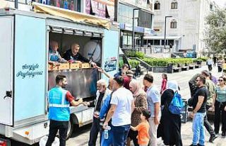 Esenyurt Belediyesi vatandaşlara aşure ikramında...