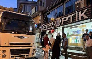 Esenyurt’ta park halindeki kamyon optik dükkanına...