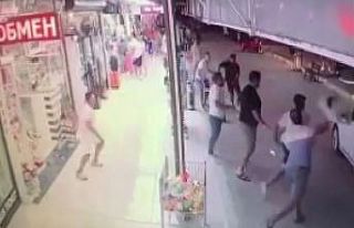 Esnaf, üzerlerine otomobil süren turiste karşı...