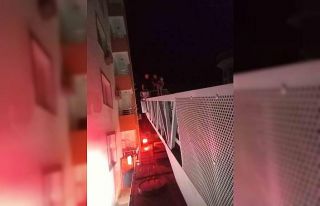 Evde mahsur kalan 2 yaşındaki çocuğu itfaiye kurtardı