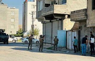 Evde sıkıştırılan uyuşturucu satıcıları polise...