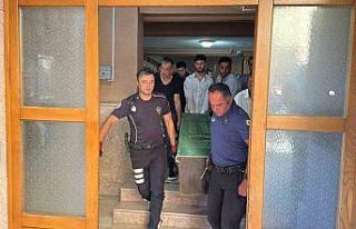 Evde tabancayla oynarken kazara arkadaşını vurdu