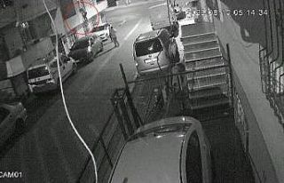 Eve ’Örümcek Adam’ gibi tırmandı, telefonu...