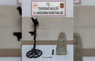 Evindeki tarihi eserleri piyasaya sürmeye çalışan...