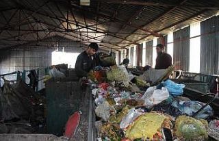 Evlerdeki çöpler belediyenin tesisinde önce ayrıştırılıyor...