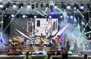 Evreşe Belediyesi 4. Müzik Festivalinde Simge Sağın...