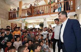 Fadıloğlu, öğrencilere çeşitli armağanlar verdi