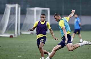 Fenerbahçe, günün ikinci antrenmanında çift kale...