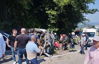 Fındık işçilerini taşıyan minibüs ile otomobil...