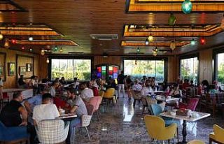 Fizik ve tedavi gören afetzedelere yemekli moral