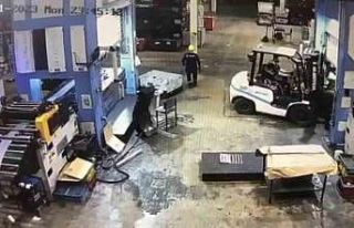 Forkliftin geri manevrasıyla sıkışan işçi hayatını...